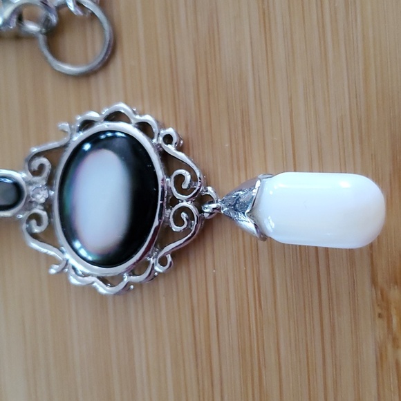 This a 17 inche necklace with a beautiful charm . - Picture 3 of 3